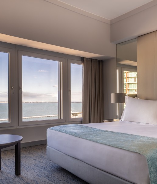 Tivoli_Oriente_Lisbon_Hotel_Guest_Room_Superior_Room_River_View_Bedroom-8660x5773 (1)