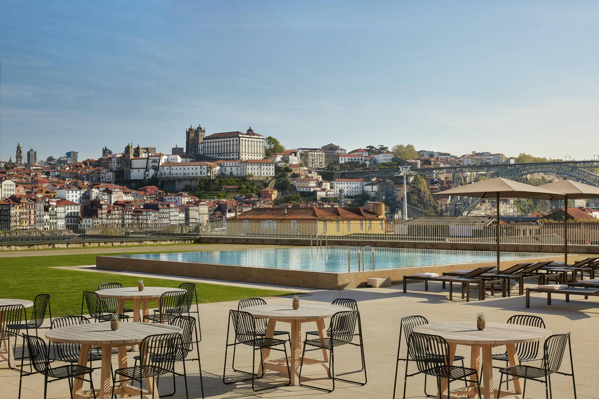 Tivoli_Kopke_Porto_Gaia_Hotel_Bar_Pool_1-4055x2705