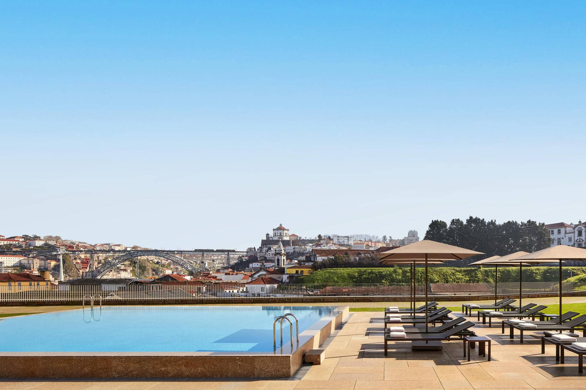 Tivoli_Kopke_Porto_Gaia_Hotel_Swimming_Pool_Exterior_1-4320x2880